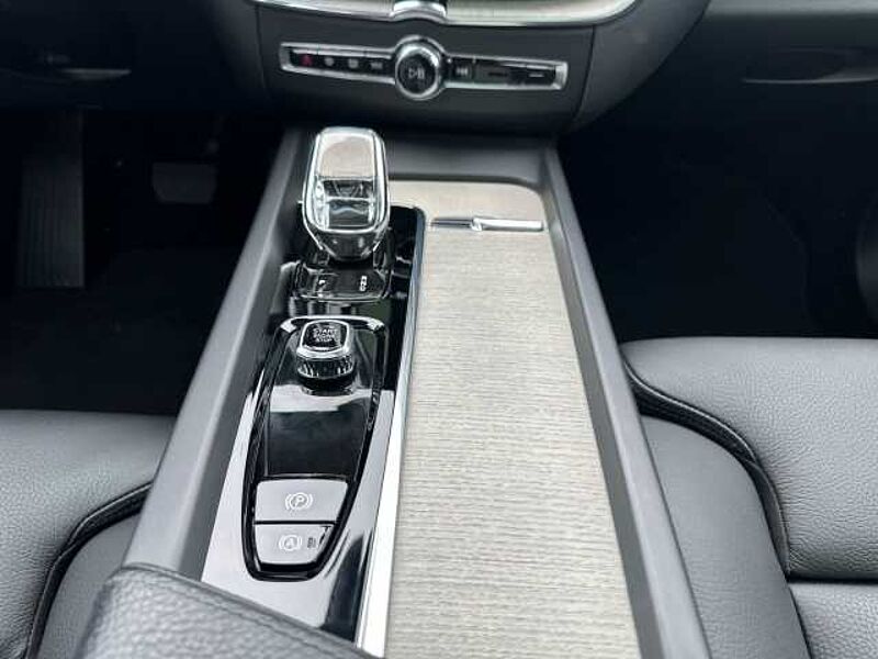 Volvo XC60 Inscription Recharge Plug-In Hybrid AWD T6 Twin Engine AHK-klappbar Navi digital