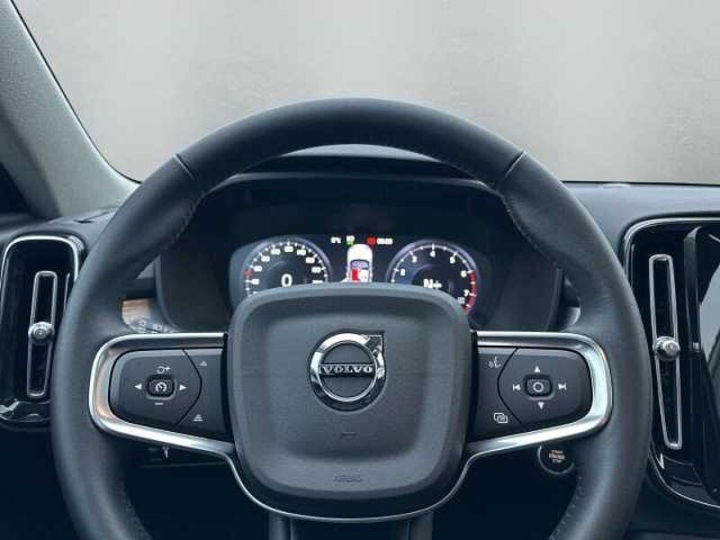 Volvo XC40 Momentum 2WD T2 EU6d Navi digitales Cockpit Soundsystem LED Sperrdiff. Apple Car